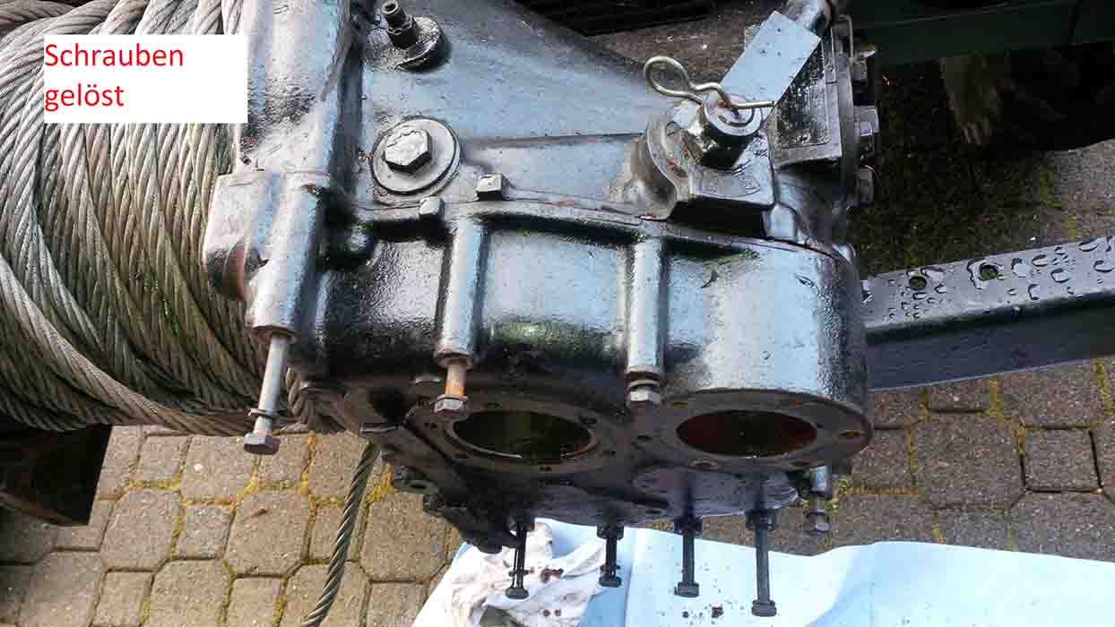 Schrauben von vorne sind gelöst