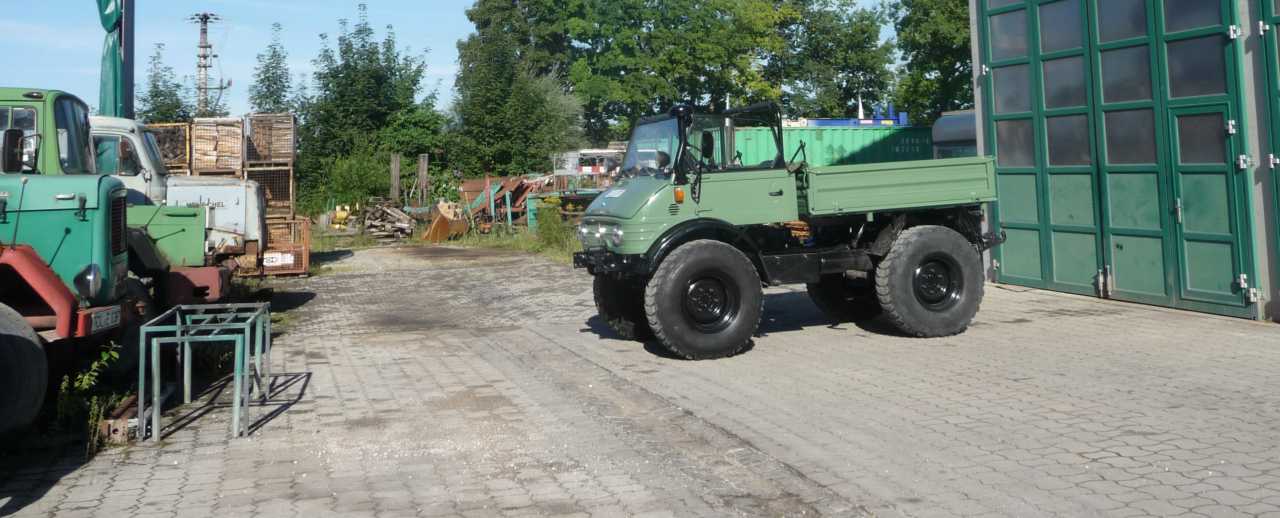 45A2 Am Morgen vor der Werkstatt.jpg