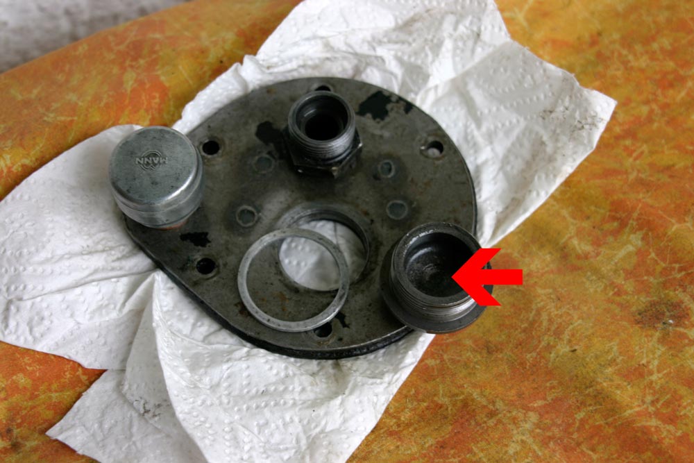 In der Schraube müsste ein Messstab integriert sein - dieser fehlt hier