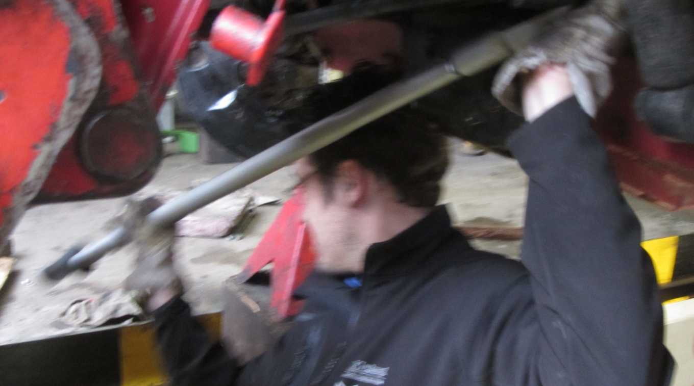 Flügellahmer Monteuer in der öligen Grube - aber trotzdem erfolgreich :-)