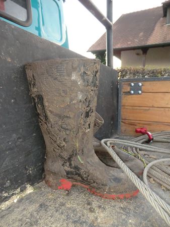 Unimog, Gummistiefel, Matsch und Abschleppseil zum Bergen