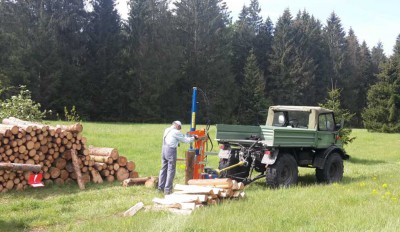 Mai 2016: Es schließt sich der Kreis - Eigener UNIMOG mit eigenem Holzspalter im ersten gemeinsamen Einsatz