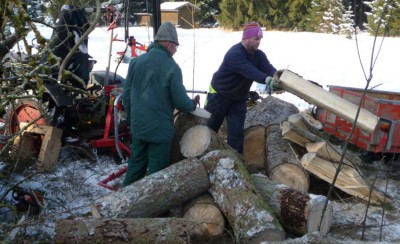 Januar 2010: Bei der Holzaktion mit Nachbarschaftshilfe reifte der Entschluss einen UNIMOG zu kaufen