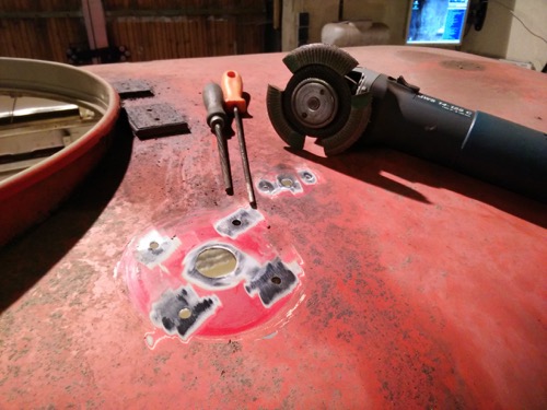 Löcher schliessen Dach - Löcher vorbereiten mit Feilen &amp; Fächerscheibe