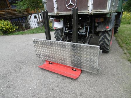 Holme nach oben geklappt und die halbe Laderampe umgekehrt eingehängt