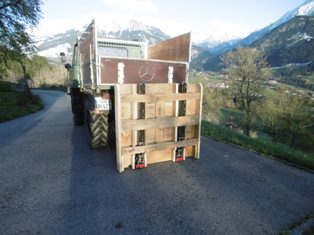 Kann man senkrecht stellen, wenn alles am Boden steht und dann hoch fahren.