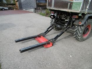 Mit heruntergelassener Gabel