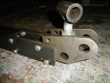 Gabelaufhängung mit zusätzlichen Schrägstellmöglichkeiten durch 360° drehbar gelagerter Aufhängung.