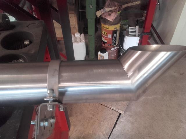 Rohr mit justierbarem Halter mit Langlöchern