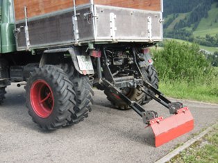 Zwillingsreifen hinten, Zur Montage kann über den umgebauten HKH die Hinterachse angehoben werden.