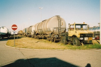 2-Wege-Unimog U1400 mit Kesselwagen