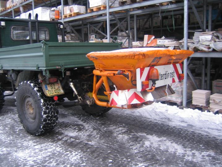 Amazone-Winterdienst-Streuer.JPG