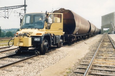 2-Wege-Unimog U400 mit Silowagen, im Hintergrund die Zugbeladung