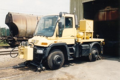 2-Wege-Unimog U400 mit Silowagen in der Zugbeladung