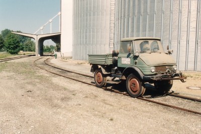 2-Wege-Unimog U406 vor Siloanlagen