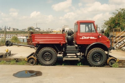 2-Wege-Unimog U406 in klassischer Hafenumgebung