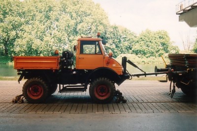 2-Wege-Unimog U406, im Hintergrund der Nordhafen