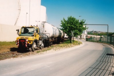 2-Wege-Unimog U423 (Newag 281/2017) überquert am 22.04.2020 mit 5 beladenen Kesselwagen die Straße &quot;Im Hafen&quot;, im Hintergrund das Tanklager