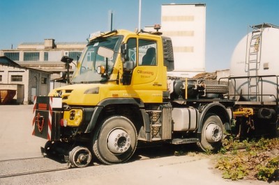 2-Wege-Unimog U423 (Newag 281/2017) am 22.04.2020 im Bereich der WÜST, hier werden die Kesselwagen abgeholt und später wieder zugestellt