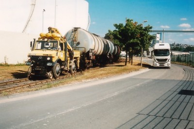 2-Wege-Unimog U1650 (Zweiweg 1648/1995) überquert am 08.09.2016 mit 5 beladenen Kesselwagen die Straße &quot;Im Hafen&quot;, im Hintergrund das Tanklager