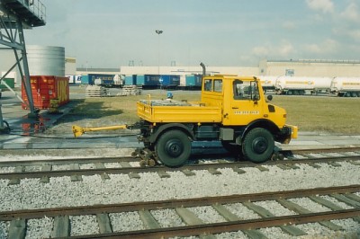 2-Wege-Unimog U1000 im Werksgelände