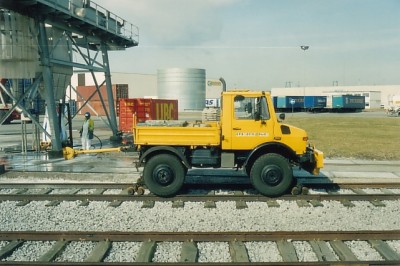 2-Wege-Unimog U1000 im Werksgelände