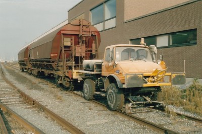 2-Wege-Unimog U406 mit zwei Schüttgutwagen in staubiger Umgebung,<br />man beachte das Sichtfeld der Frontscheibe