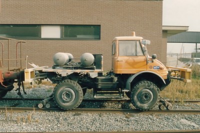 2-Wege-Unimog U406 vor den Werksanlagen