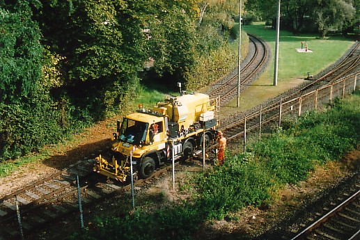 2-Wege-Unimog U400 mit Dammann-Sprühaufbau