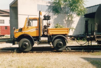 2-Wege-Unimog U1600 mit Kesselwagen