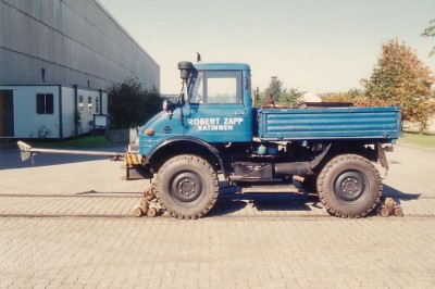 2-Wege-Unimog U406 mit vorne eingehängter Kuppelstange