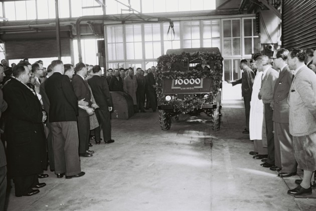 Die Ehrengäste stehen Spalier bei der Ausfahrt des 10.000. Unimog