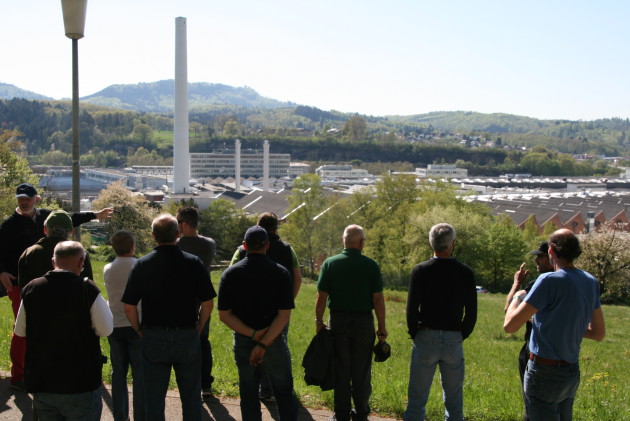 Carl-Heinz Vogler (links): "Da unten wurde Euer Unimog montiert!"