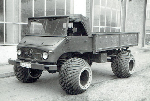 Der Unimog-S mit Lypsoid-Niederdruckreifen vor der Versuchswerkstatt