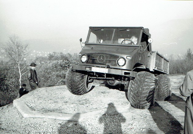 Am höchsten Punkt des Testgeländes "Sauberg" - am Steuer der Leiter des Unimog-Fahrversuchs, Heinz Rinkel.