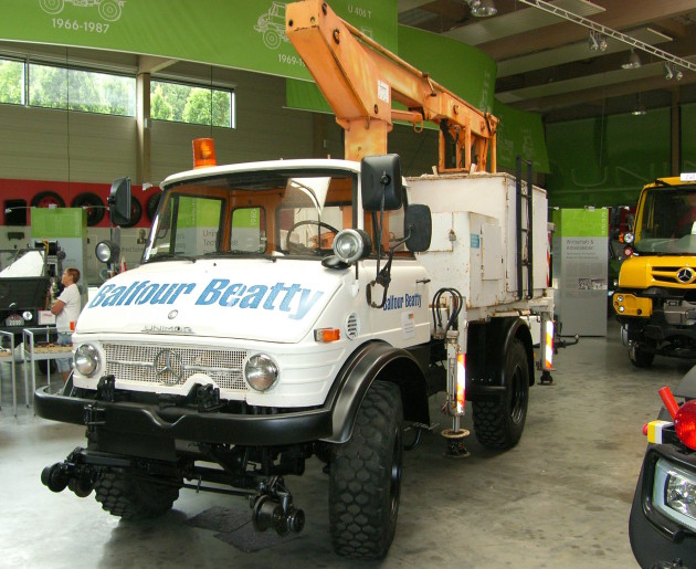 U 416 mit 110 PS als Zweiwegefahrzeug mit Gelenkrollenspurhaltern für Straßenbahnen, in der Sonderausstellung „Zweiwege-Unimog“ im Unimog-Museum