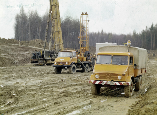 Unimog S, Baureihe 404.1 mit Plane und Unimog Baureihe 416 mit Bohrgerät als Bohrtrupp im Öffentlichen Dienst im Einsatz