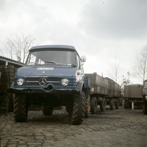 Unimog Baureihe 416 mit Doppelkabine und Zwei Anhängern im landwirtschaftlichen Transporteinsatz
