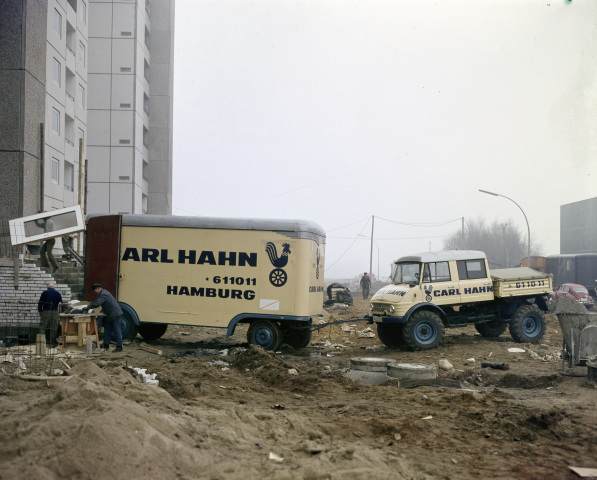 Unimog Baureihe 416 mit Doppelkabine einer Umzugsspedition während Rangierarbeiten in einem Neubaugebiet
