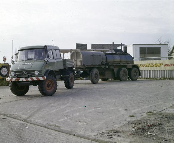 Unimog Baureihe 416 mit Doppelkabine und Anhänger für Gussasphalt