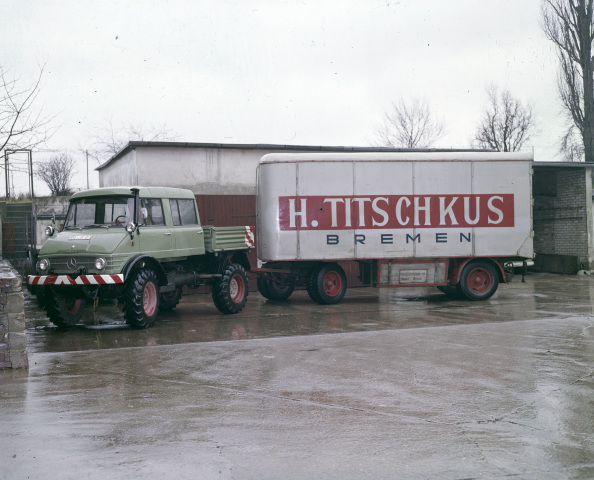 Unimog Baureihe 416 mit Doppelkabine und Anhänger einer Umzugsspedition