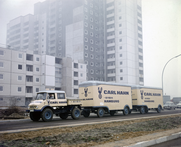 Unimog Baureihe 416 mit Doppelkabine und Zwei Anhängern einer Hamburger Umzugsspedition