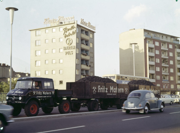 Unimog Baureihe 416 mit Doppelkabine und Zwei Anhängern als Auslieferungszug einer Berliner Brennstoffhandlung