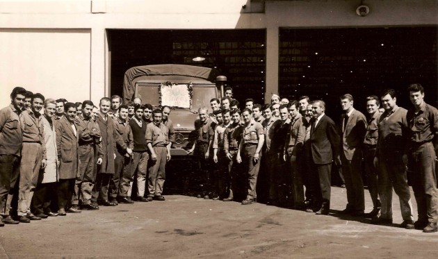 Stolz präsentieren die Mitarbeiter den 500. in Argentinien gebauten Unimog 426 - Con orgullo se presentó el personal frente al UNIMOG 426 Numero 500 fabricado en Argentina.