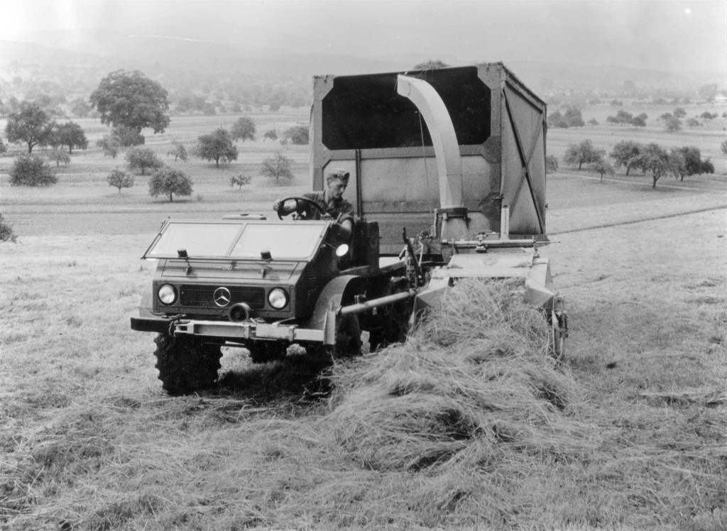 Unimog Baureihe 411 mit Speiser Rapid Seitenwagenhäckslerbei der Getreideernte