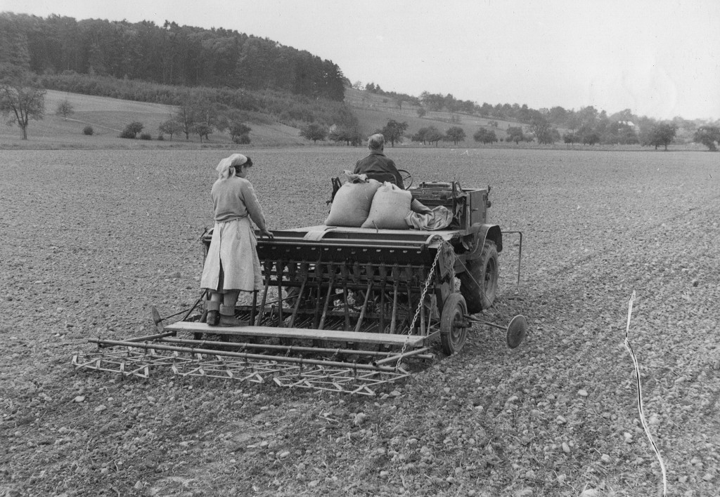 Unimog U30, Baureihe 411 mit Sägerät und Egge