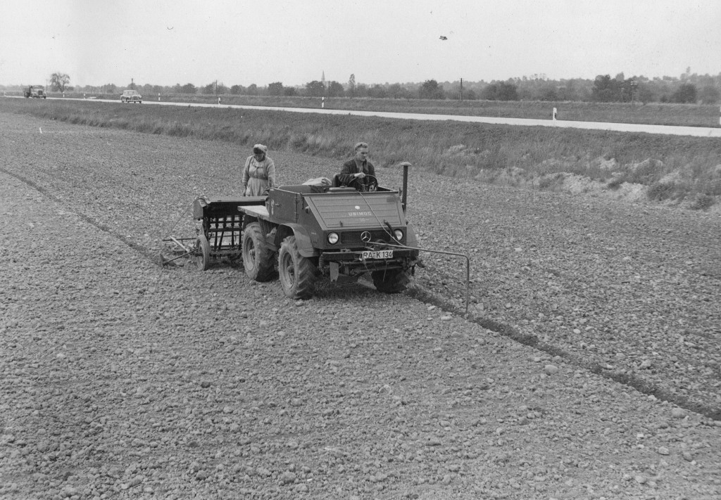 Unimog U30, Baureihe 411 mit Sägerät und Egge