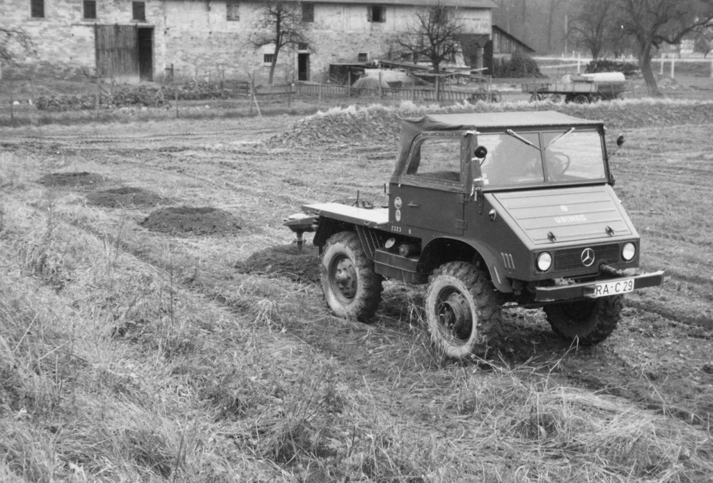 Unimog Baureihe 411 mit Heckbohrgerät