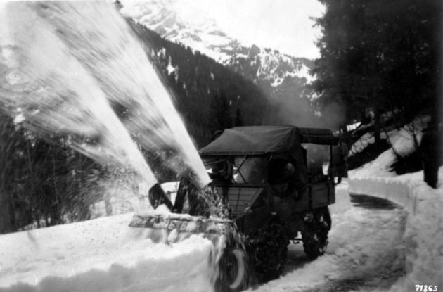 Unimog U25, Baureihe 2010 mit Schneefräse, deren Antrieb erfolgt über einen Aufbaumotor auf der Pritsche