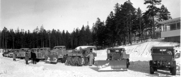 Verschiedene Mercedes-Benz Fahrzeuge, darunter einige Unimog der Baureihen 401 und 411 bei einer Ausstellung in Finnland im Jahr 1958